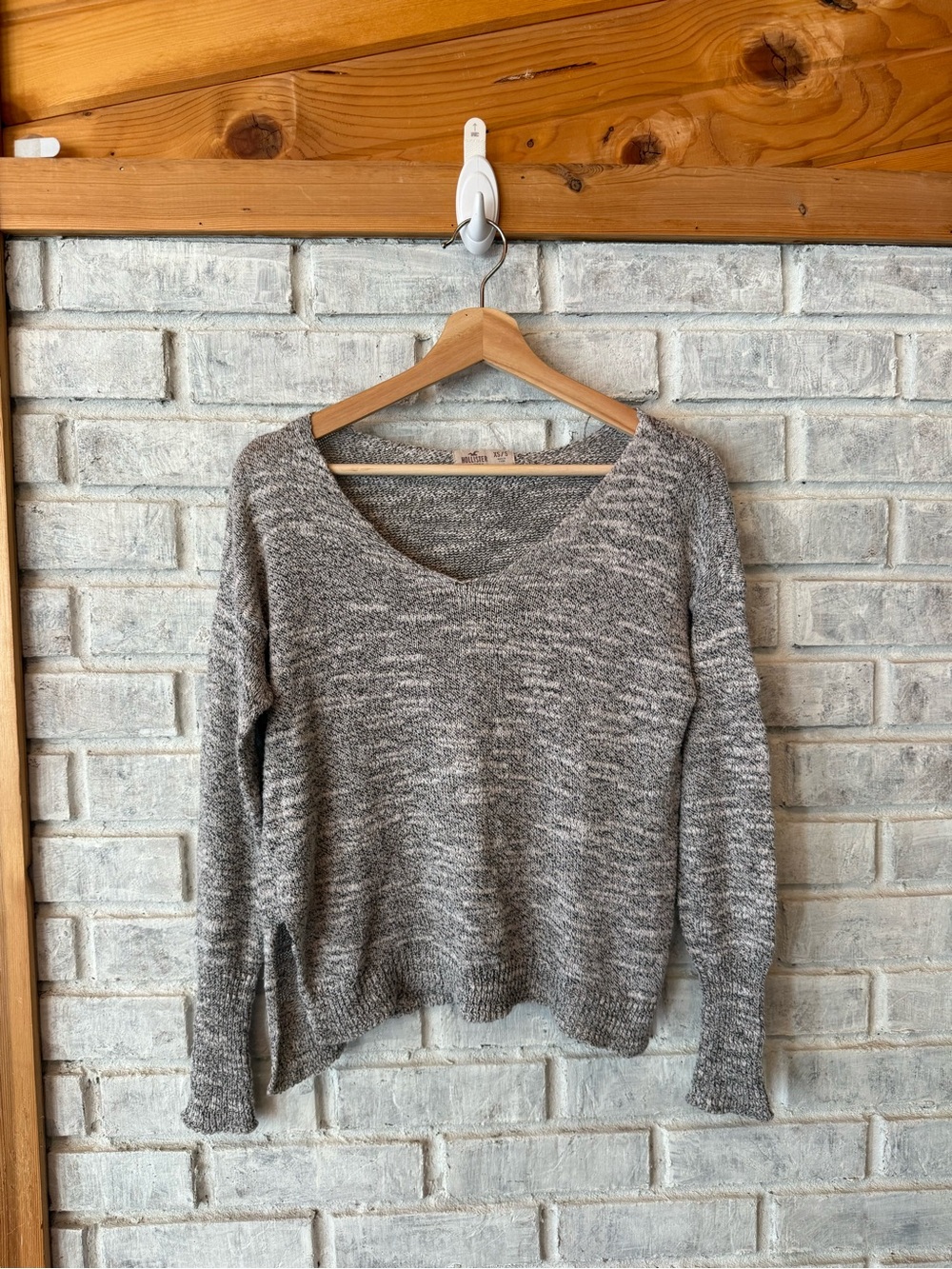 Hollister Women's Marled Gray V-Neck Sweater